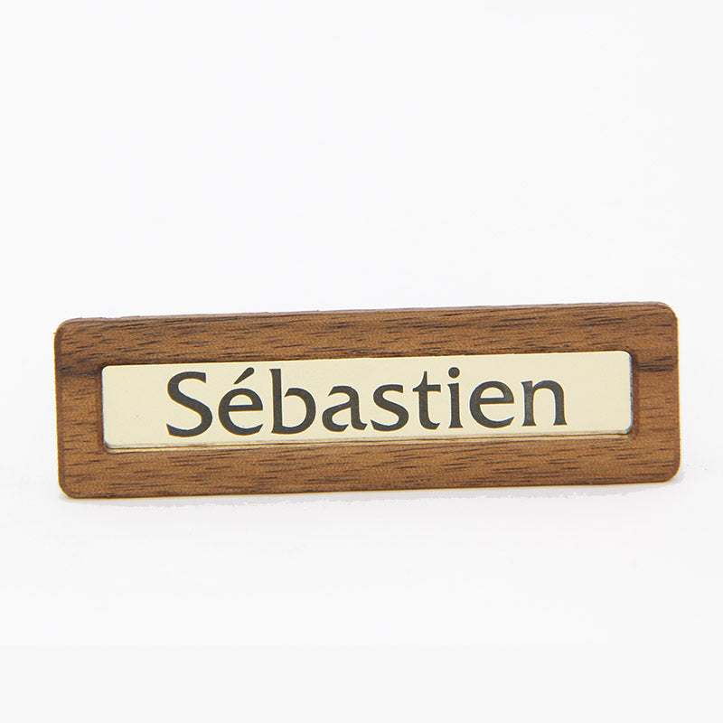 Petit badge nominatif en bois de noyer avec étiquette réutilisable