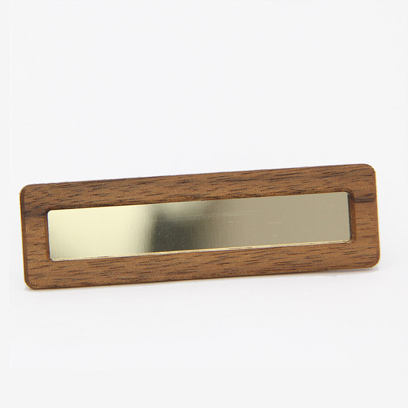 Petit badge porte-nom en bois de noyer avec étiquette interchangeable