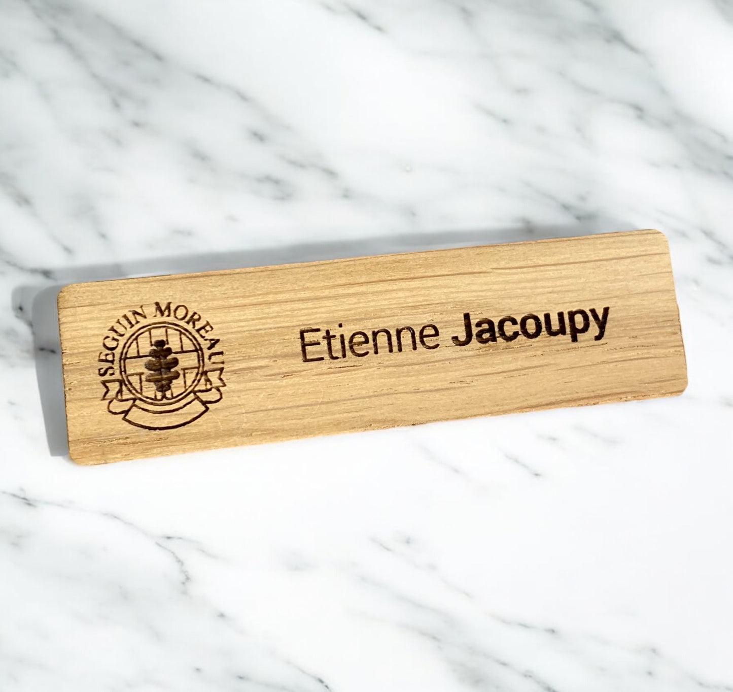 Badge personnalisé en bois gravé