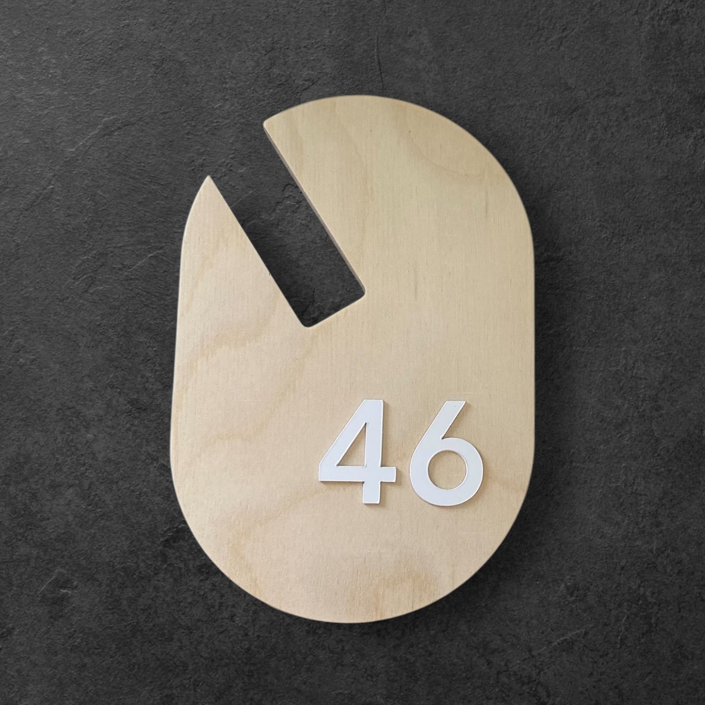 Numéro de porte en bois avec numéro en relief blanc