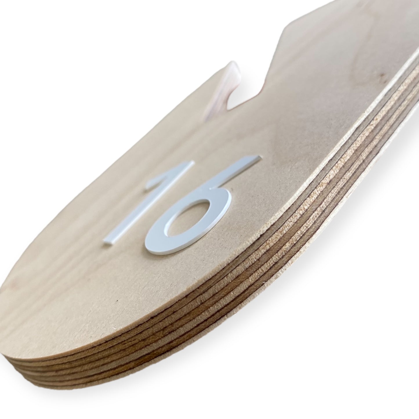 Numéro de porte en bois avec numéro en relief blanc