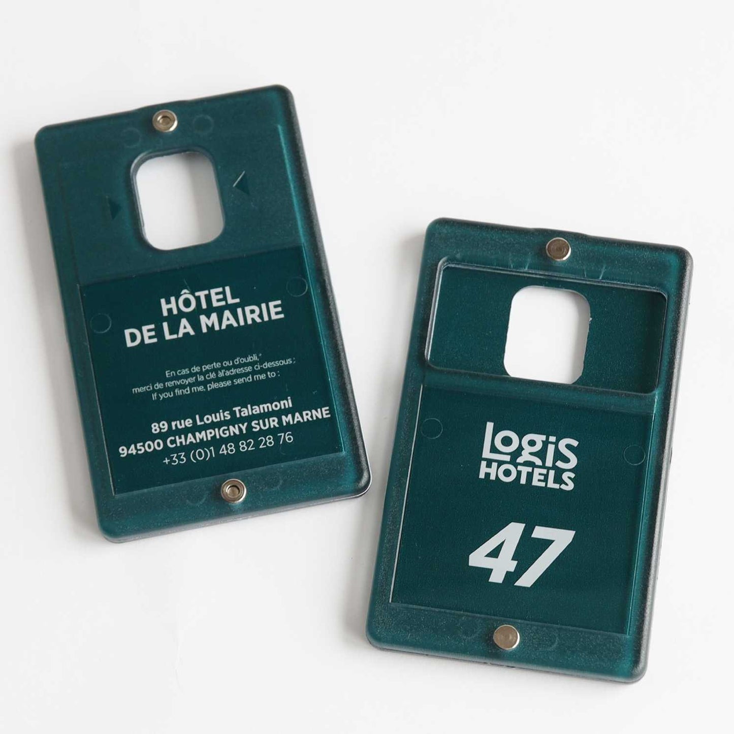 Porte-clé Créocarte Logis - Vue avant et arrière : Présentation du logo et numéro de chambre sur le recto, avec adresse et message de rappel au verso.