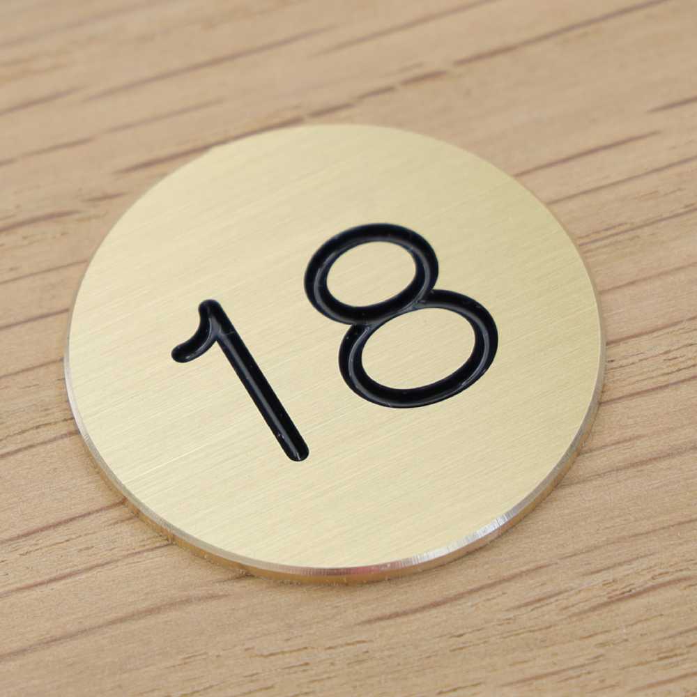 NanTun Lot De 50 Numéros De Table Ovales Gravés ABS Noir - Étiquettes 1 à 50 Avec Vis, 30x50mm, Idéal Restaurant, Pub, Hôtel, Bureau Ou Événement