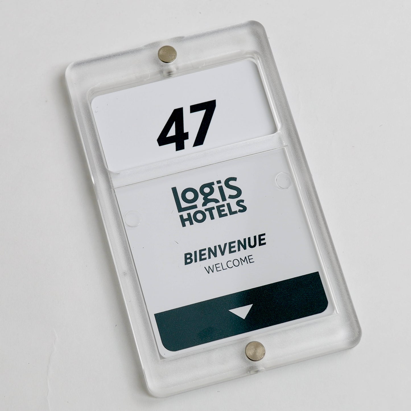 Protège les cartes magnétiques pour chambres d'hôtels.