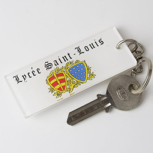 Gros plan sur le logo du porte-clé pour établissement scolaire.