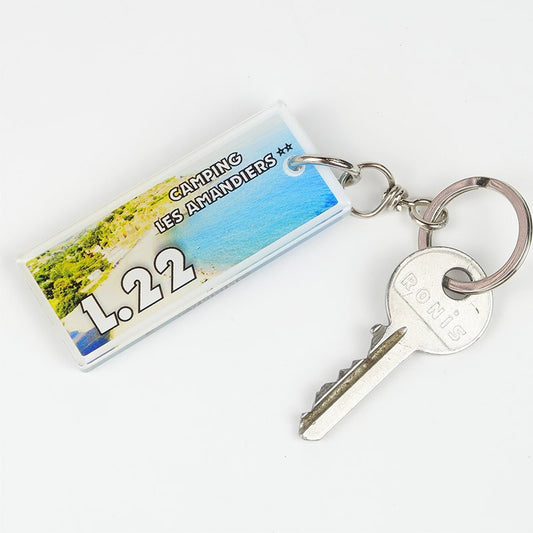 Porte-clé avec une photo personnalisée intégrée, capturant un paysage magnifique ou une image de votre établissement.