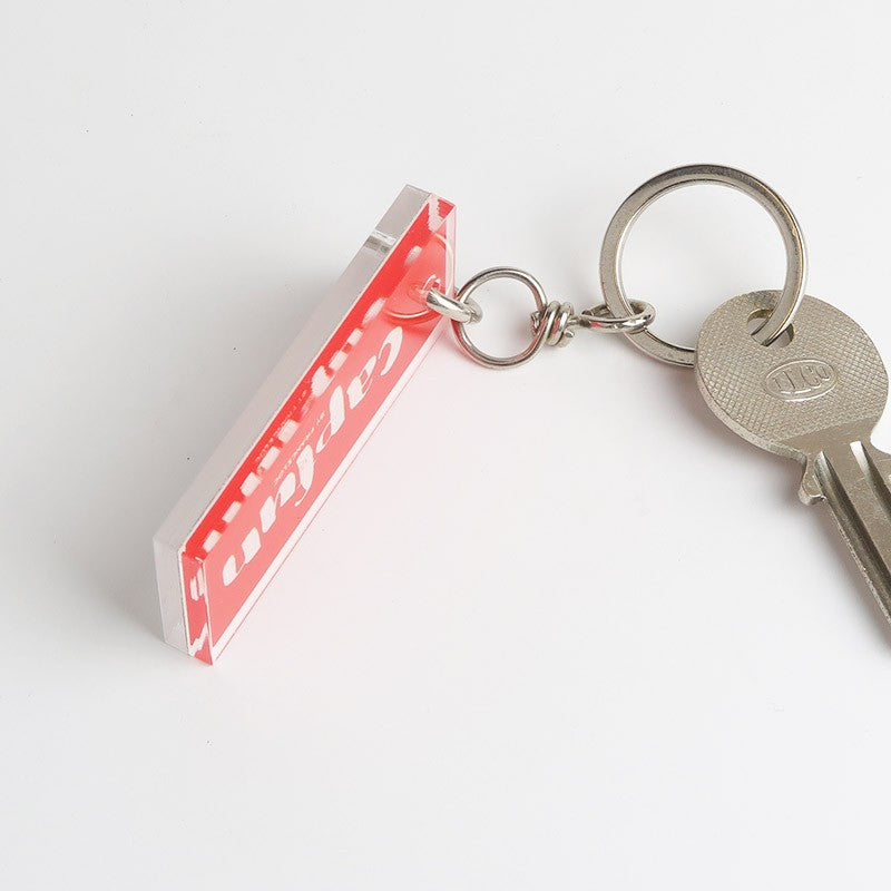 Vue latérale du porte-clé montrant l'épaisseur du Plexiglas et la clarté du marquage du logo CAPFUN.