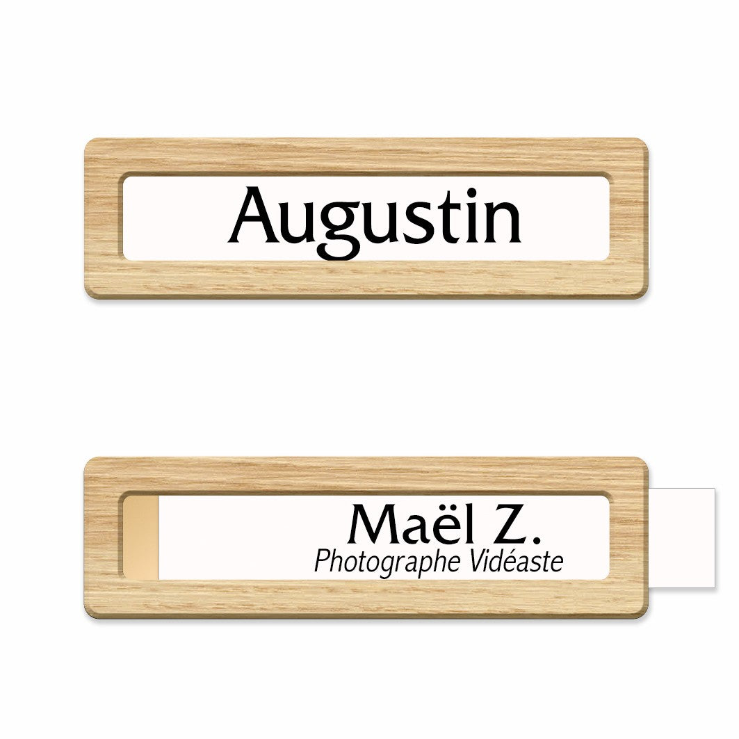 Exemple d’utilisation du badge en bois de chêne en situation réelle, illustrant sa taille et son élégance.