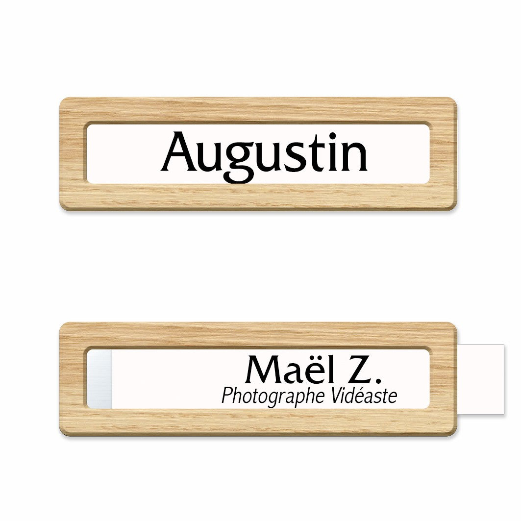 Vue du badge premium en bois de chêne avec étiquette amovible insérée, mettant en avant la finition soignée du bois.
