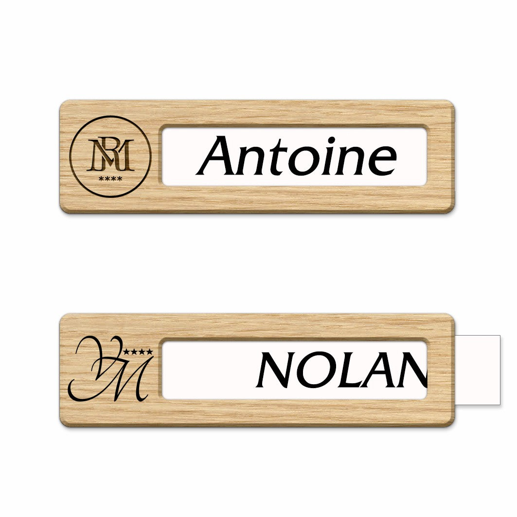 Vue du badge premium en bois de chêne avec étiquette amovible glissée, illustrant la finesse du bois et la personnalisation facile.