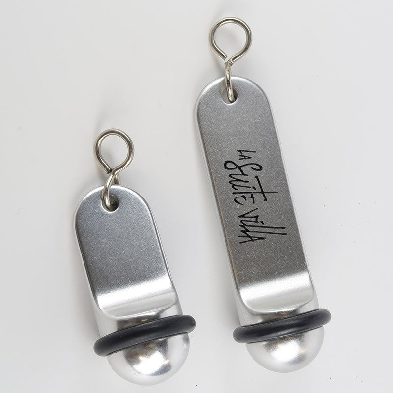 comparaison du petit et grand modèle de porte clé en aluminium argenté
