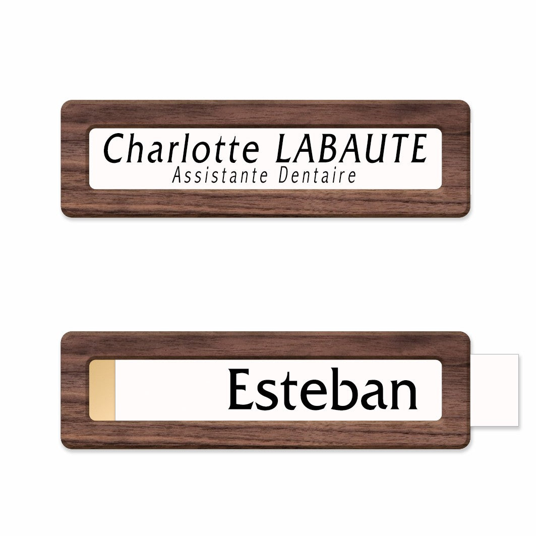 Vue détaillée de la finition miroir en or disponible pour ce badge en bois de noyer.