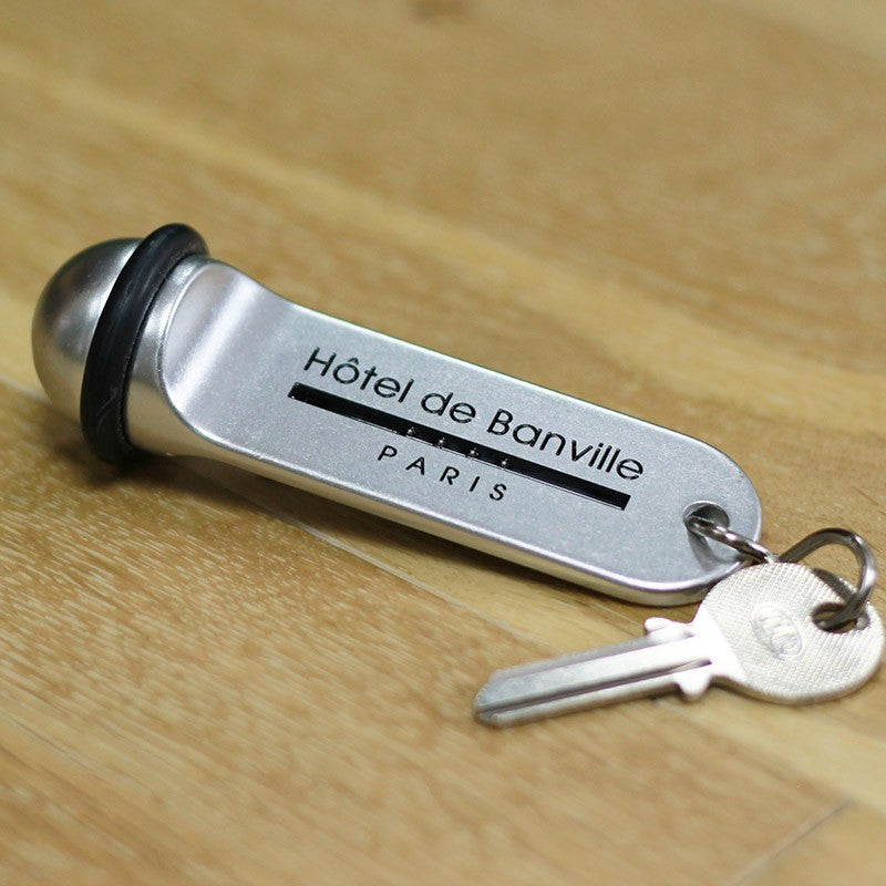 Vue latérale du porte-clé en aluminium montrant son épaisseur de 30 mm et la solidité de l'aluminium anodisé, parfait pour une utilisation quotidienne.