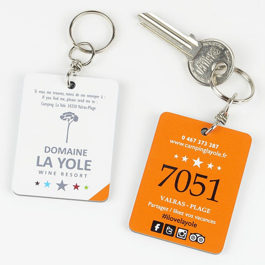 Gros plan sur l’impression numérique UV avec le logo du camping et le numéro de la zone, mettant en avant la clarté des inscriptions