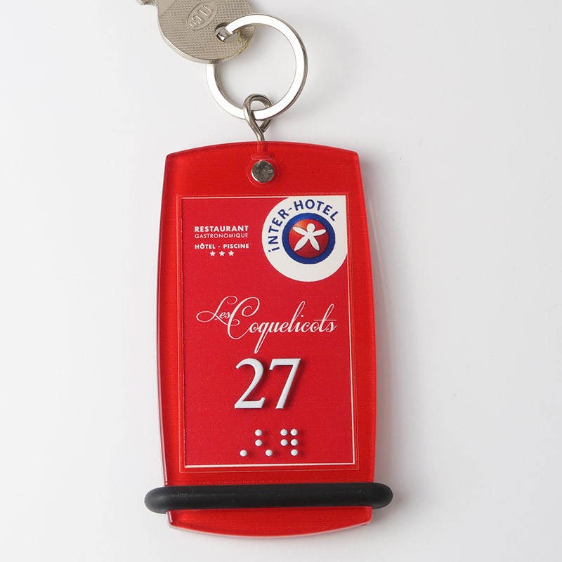 Porte-clé Créoglass Color en opaque rouge avec un numéro en relief et marquage en braille en bas pour assurer l’accessibilité.
