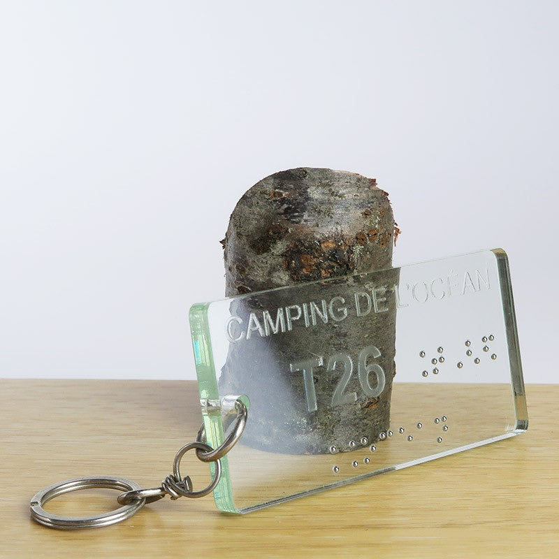 Porte-clé Créolaz pour camping de 10 cm x 5 cm en plexiglas transparent, avec numéro et gravure en braille sur le recto.