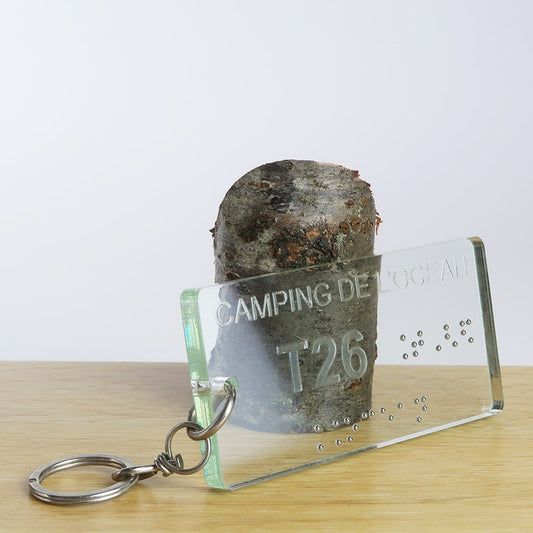Porte-clé Créolaz pour camping de 10 cm x 5 cm en plexiglas transparent, avec numéro et gravure en braille sur le recto.
