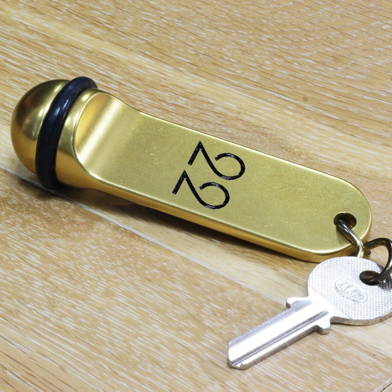 Porte-clé aluminium grand modèle en aluminium anodisé or, avec gravure personnalisée et mise en laque, idéal pour hôtels.