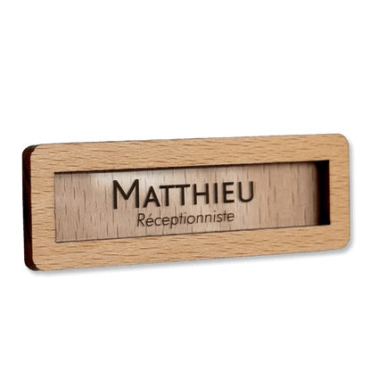 badge en bois 1er prix sans logo, avec étiquette interchangeable insérée à l’avant.