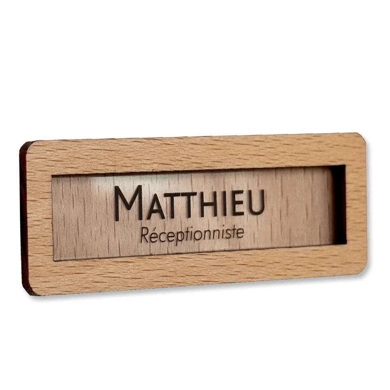 badge en bois à grande fenêtre sans logo, avec étiquette interchangeable insérée.