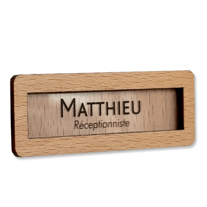 badge en bois à grande fenêtre sans logo, avec étiquette interchangeable insérée.