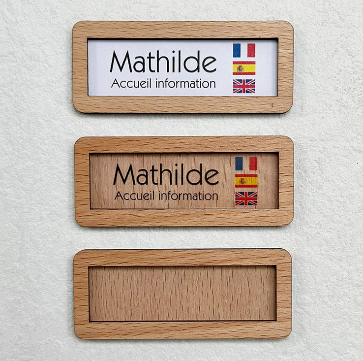 Vue du badge en bois de hêtre sans logo, avec étiquette interchangeable insérée à l’avant.