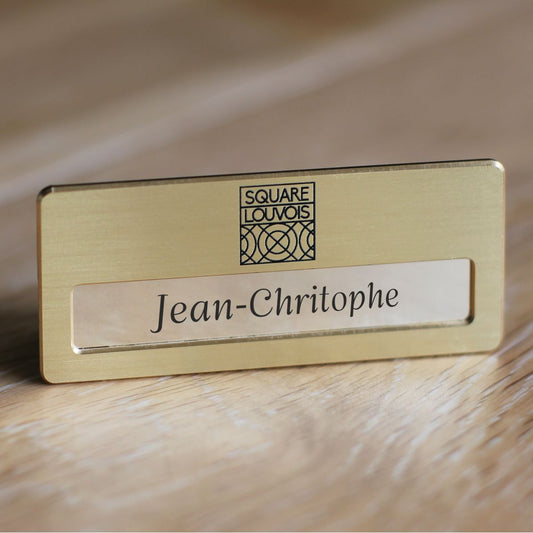 Vue complète du badge mettant en valeur sa finition haut de gamme et sa personnalisation facile et réutilisable.