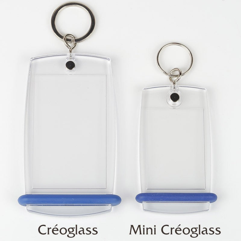 Comparaison des deux modèles (petit et grand) du porte-clé Créoglass, illustrant leur format compact et pratique, parfaits pour des structures accueillant des séjours courts ou longs.