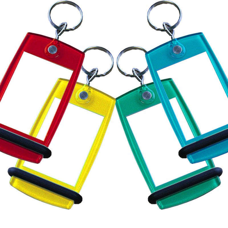 Ensemble de quatre porte-clés Mini Créoglass Color dans les couleurs rouge, jaune, vert, et bleu ciel, illustrant la diversité des options de personnalisation en couleurs translucides et opaques pour organiser différentes zones d'hébergement.