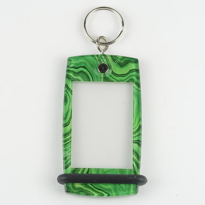 Mini Créoglass Texture avec fond malachite, illustrant une texture minérale unique avec une étiquette en parfaite harmonie.