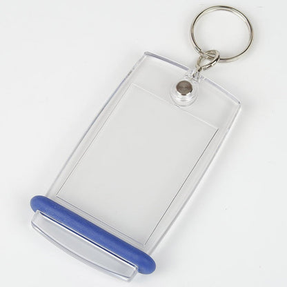 Petit porte-clé Créoglass sans étiquette, joint bleu, illustrant sa transparence et sa robustesse avant insertion de la personnalisation.