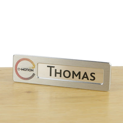 Badge aluminium argent Brossé à insert - Simple Ligne - 6,9 x 2 cm