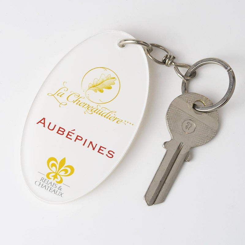 Porte-clés 9 x 5 cm vu de face, avec un design élégant et une personnalisation nette, idéal pour les hôtels.