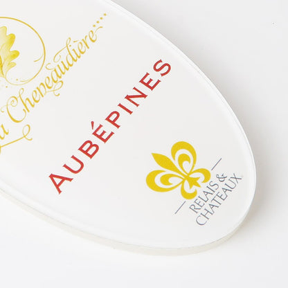 Gros plan sur le logo de l’hôtel, parfaitement imprimé sur la surface du porte-clés, mettant en avant la qualité de la personnalisation.