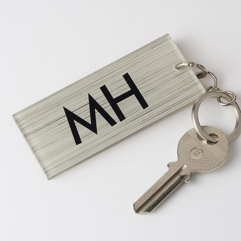 Gros plan sur le marquage du logo du porte clef imitation argent brossé