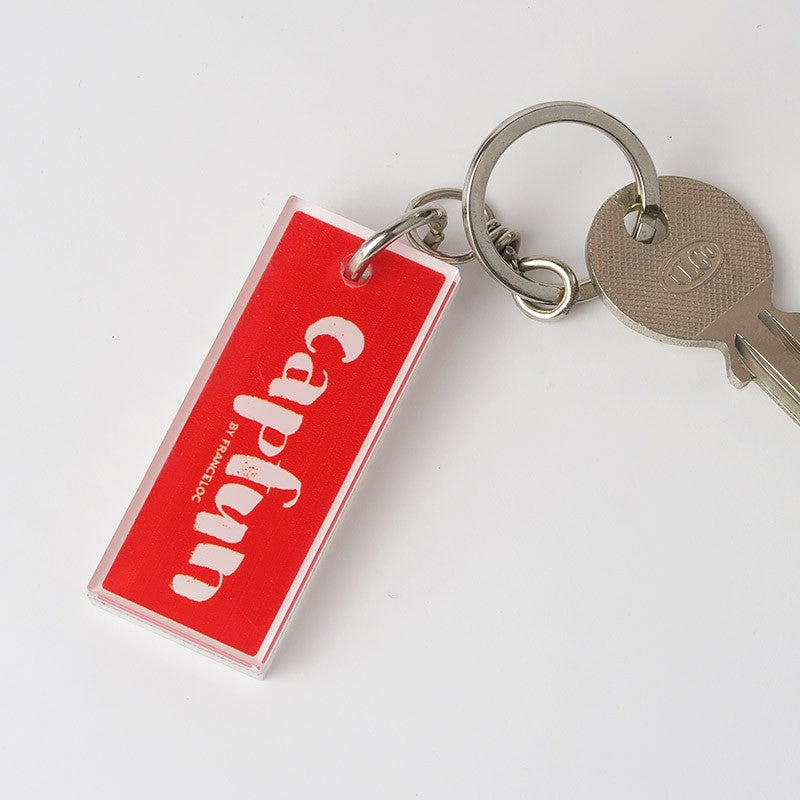 Porte-clé 60 x 25 mm avec le logo CAPFUN bien visible sur une face, personnalisation en blanc.