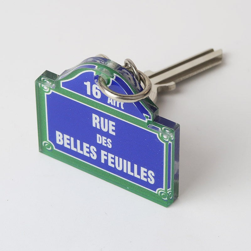 Porte-clé accroché à une clé, illustrant son utilisation pratique et la mise en valeur de votre marque dans un contexte publicitaire.