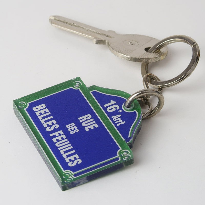 Porte-clé en forme de plaque de Paris vu de face, avec une personnalisation nette et précise sur les deux faces.