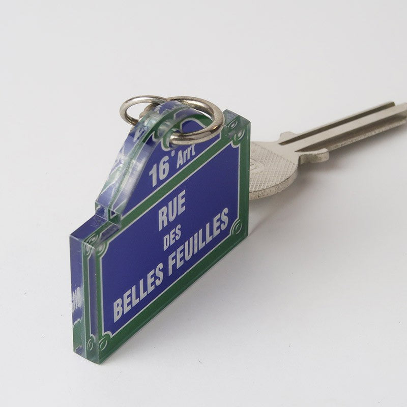 Vue latérale du porte-clé montrant l’épaisseur du matériau et la qualité de la finition made in France.