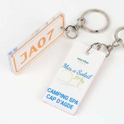 Vue latérale montrant l'épaisseur du porte-clé et sa petite taille idéale pour les campings.