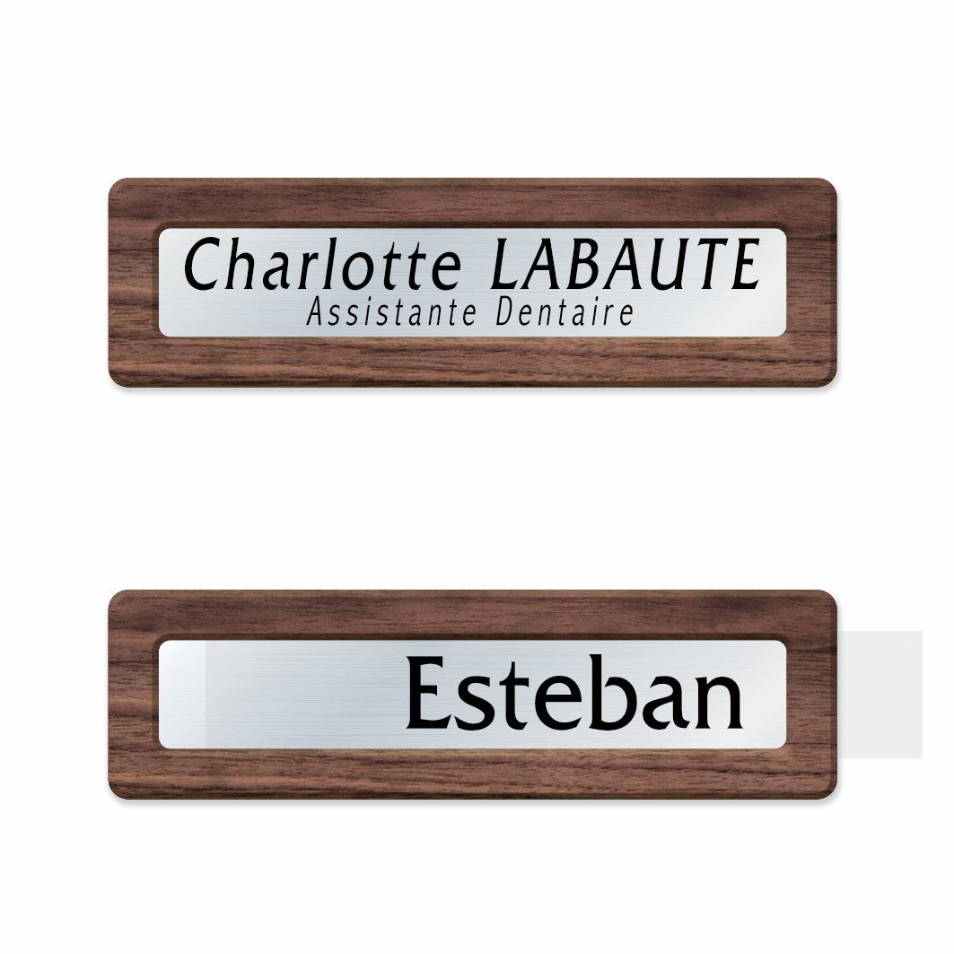 Vue du badge premium en bois de noyer avec étiquette amovible, montrant la beauté du bois et la facilité de personnalisation.