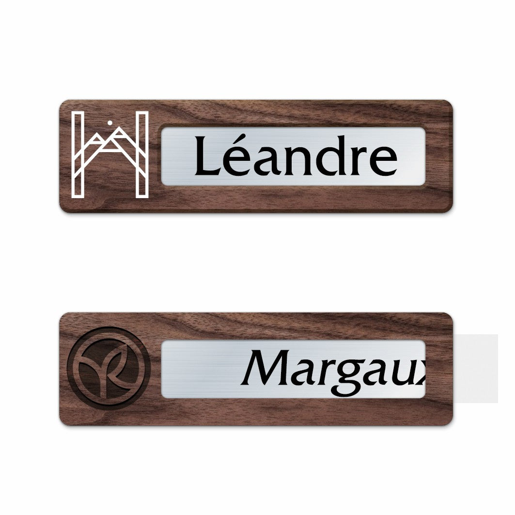 Vue du badge premium en bois de noyer avec étiquette amovible glissée, illustrant la beauté du bois et la facilité de personnalisation.