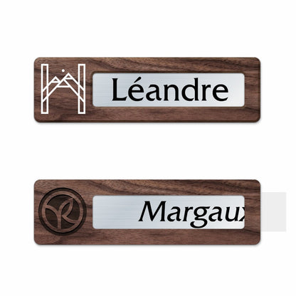 Vue du badge premium en bois de noyer avec étiquette amovible glissée, illustrant la beauté du bois et la facilité de personnalisation.