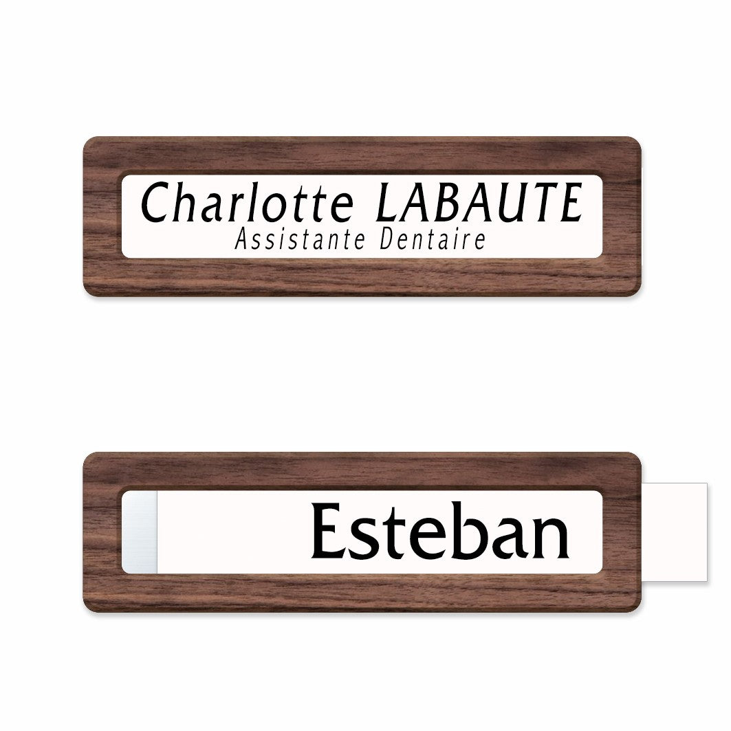 Gros plan sur la fenêtre de personnalisation, montrant l’étiquette insérée dans le badge pour une identification simple et élégante.