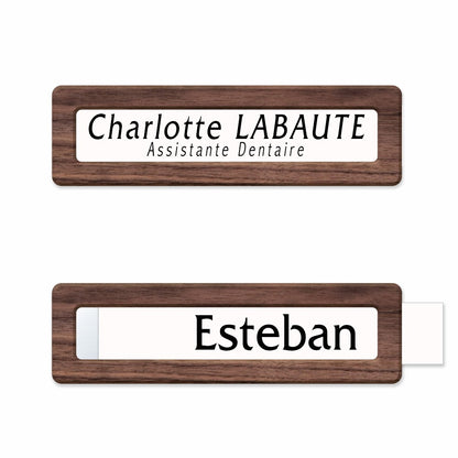 Gros plan sur la fenêtre de personnalisation, montrant l’étiquette insérée dans le badge pour une identification simple et élégante.