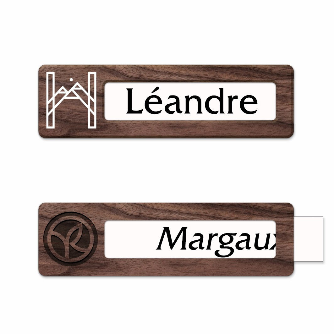 Gros plan sur la finition miroir en argent, ajoutant une touche de prestige au badge.