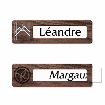 Gros plan sur la finition miroir en argent, ajoutant une touche de prestige au badge.