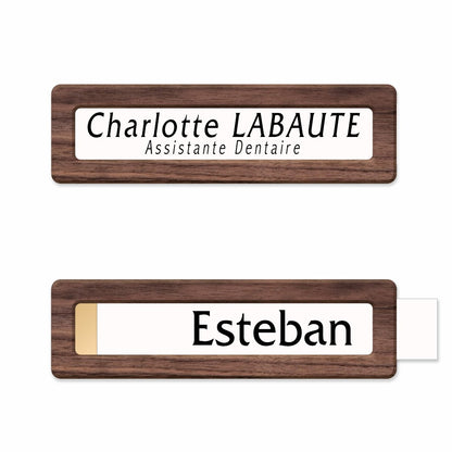 Vue détaillée de la finition miroir en or disponible pour ce badge en bois de noyer.