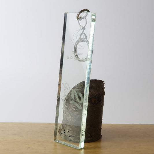 Grand porte-clé rectangulaire Créolaz de 15 cm x 4 cm en plexiglass transparent, avec gravure du logo et numéro sur la face avant.