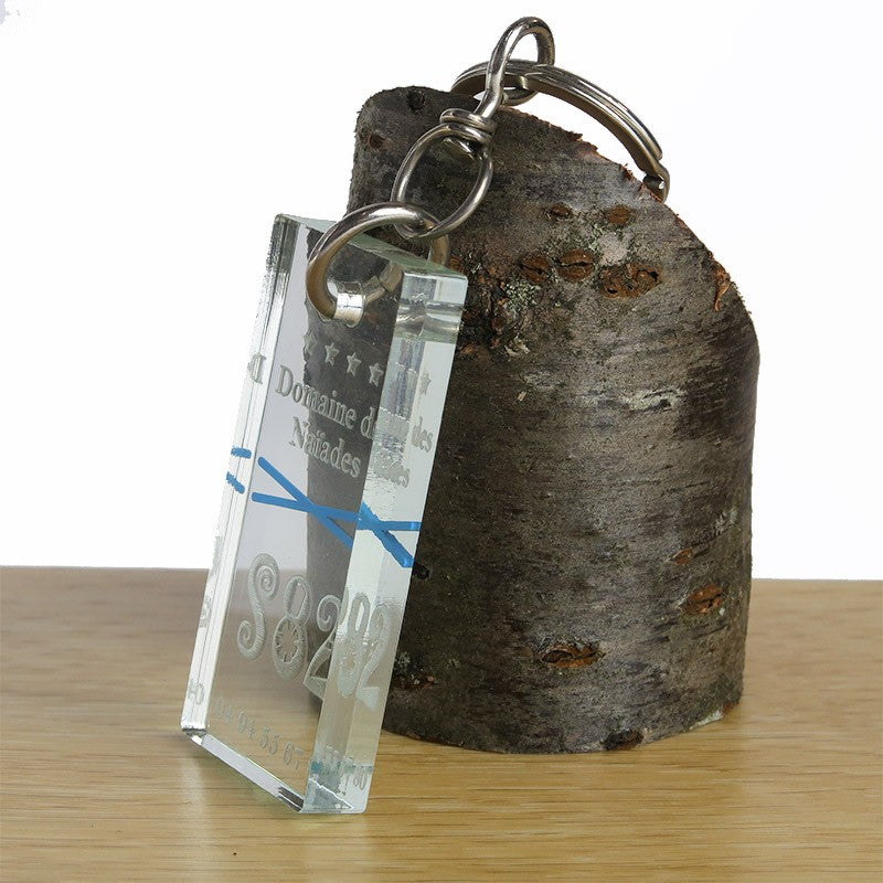 Vue latérale du petit porte-clé montrant l’épaisseur de 5 mm, soulignant la solidité et la qualité du matériau, idéal pour une utilisation extérieure en camping.